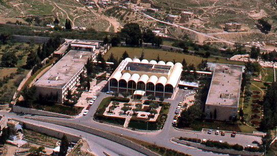 File:Seven Arches Hotel.jpg