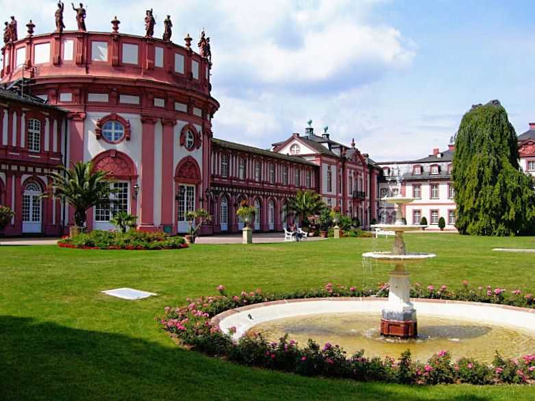 File:Wiesbaden-biebrich-schloss.jpg