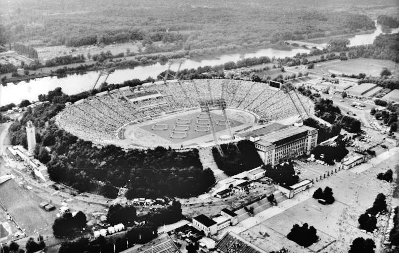 File:Bundesarchiv Bild 183-1987-0801-101, Leipzig, Zentralstadion, Sportfest.jpg