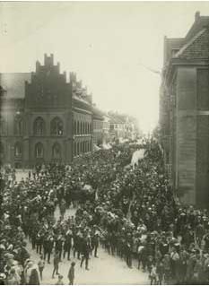 File:Enoch Thulins Funeral Landskrona.jpg