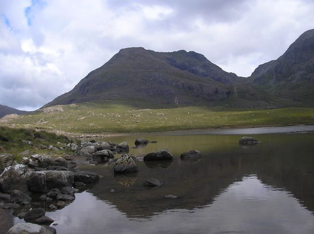 File:Loch Fiachanis, Rum.jpg