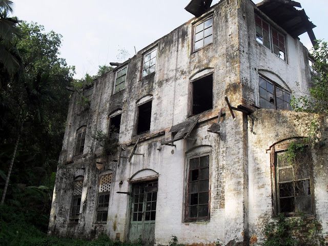 File:Old bungalow at the waterfall....JPG