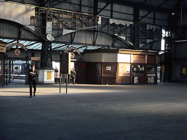 File:Queen's Quay station - interior.jpg