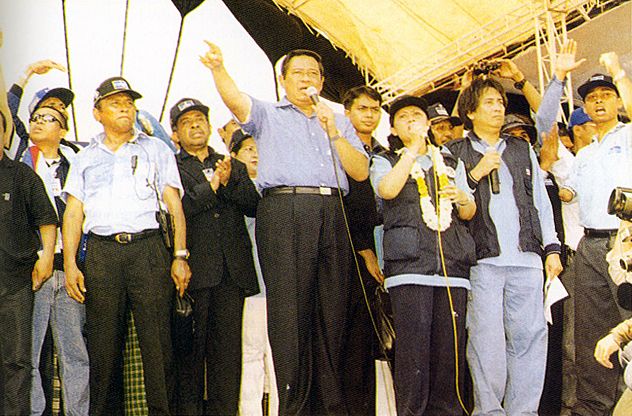 File:Yudhoyono campaign rally 2004.jpg