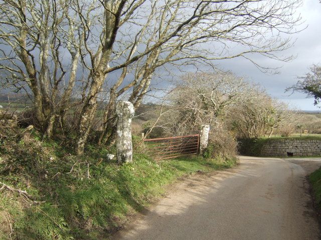 File:Ancient cross - geograph.org.uk - 369577.jpg