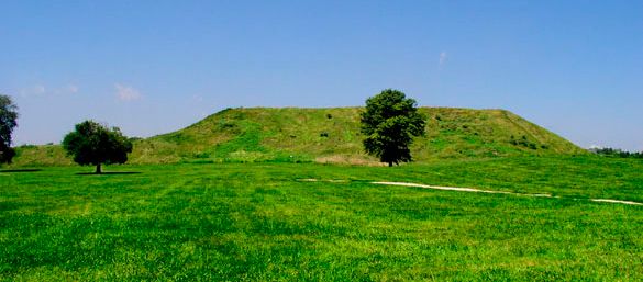 File:Cahokia monks mound HRoe 2008.jpg