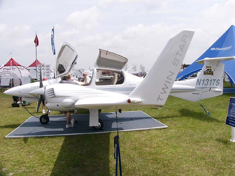 File:DiamondDA-42TwinStarN131TS04.jpg