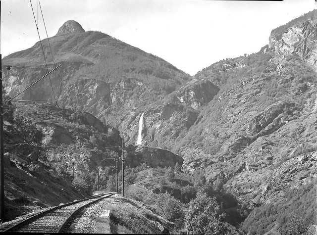 File:Flåm Line near Rjoandefossen.jpg