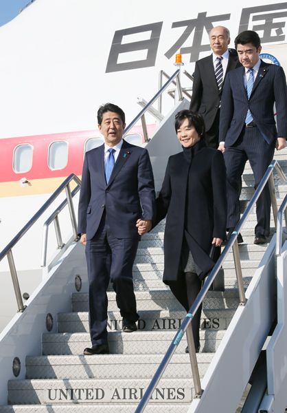 File:Shinzō Abe and Akie Abe.jpg