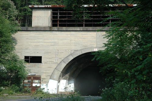 File:Sideling Hill Tunnel, western portal.jpg