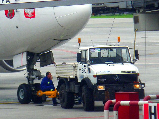 File:Unimog pushback.jpg