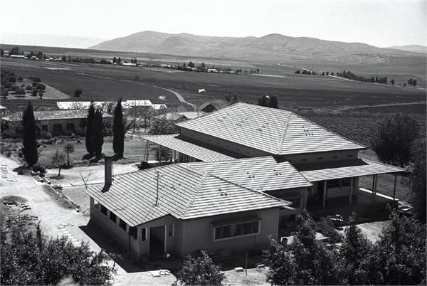 File:מרחביה - בניין חדר האוכל בקיבוץ מרחביה-JNF033783.jpeg