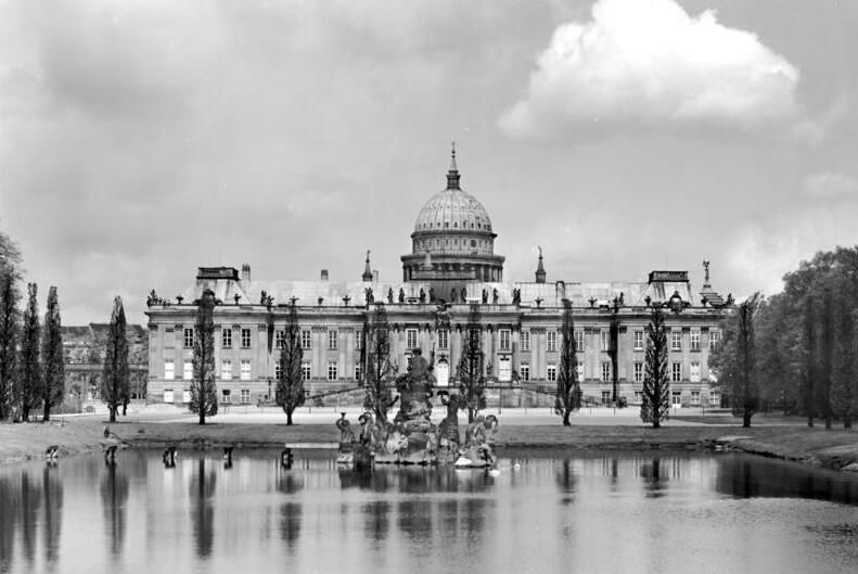 File:Bundesarchiv Bild 170-236, Potsdam, Stadtschloss.jpg