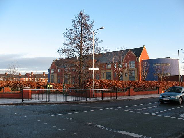 File:Endeavour School, Hull - front (geograph 2232918).jpg