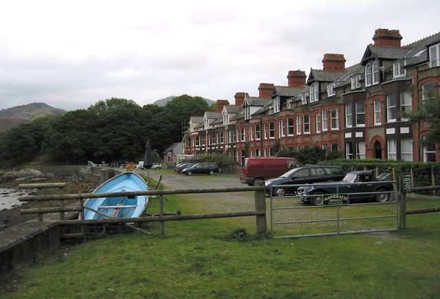 File:Mawddach Crescent - geograph.org.uk - 985246.jpg