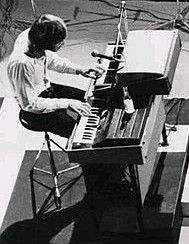 File:Ray Manzarek 1968.jpg