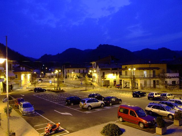 File:Serravalle sesia,Piazza Libertà.jpg