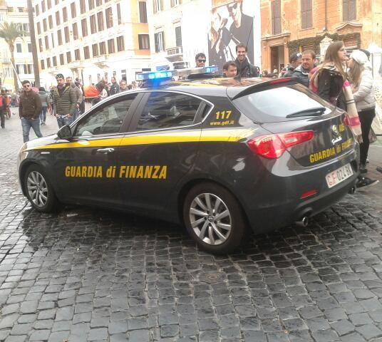 File:Vehiculo Guardia di Finanza en Roma.jpg