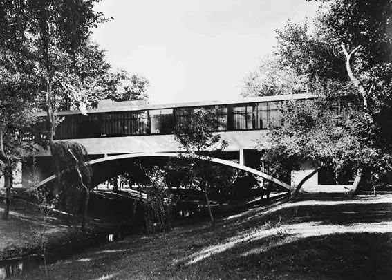 File:Casa del Puente - Amancio Williams.jpg