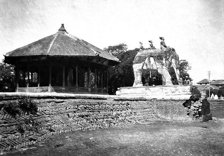 File:Elephant statue and rest house.jpg