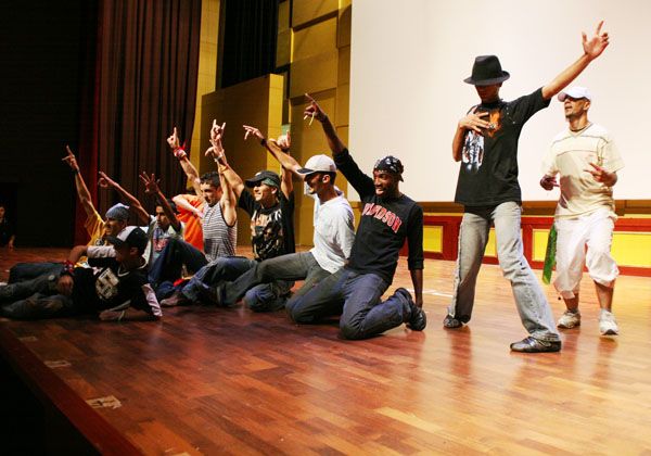 File:Iraqi Hip Hop dancers 2007.jpg