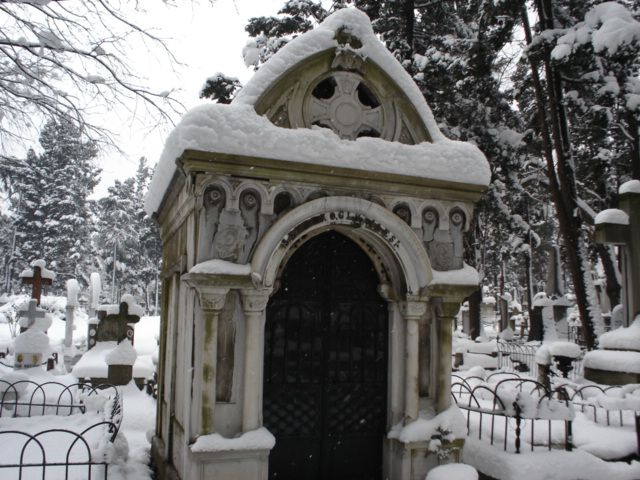 File:Pangaltıstonemausoleum.jpg