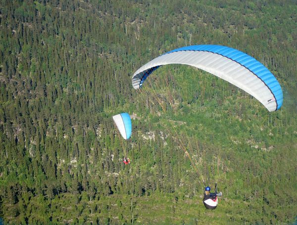 File:Paragliding in hvittingfoss.jpg