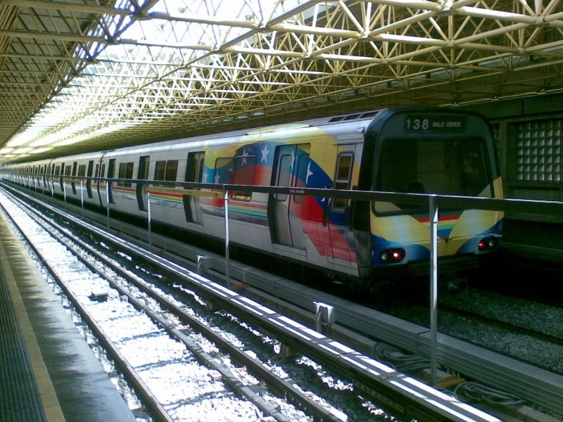 File:Tren metro de caracas caño amarillo.jpg