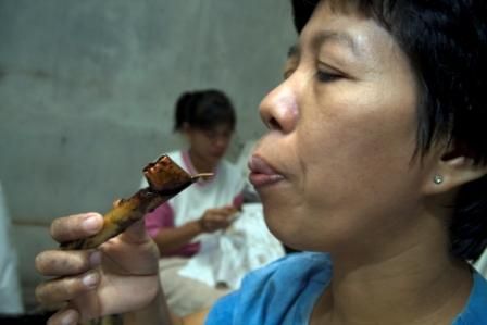 File:Batik worker, Mulyati (10676778135).jpg