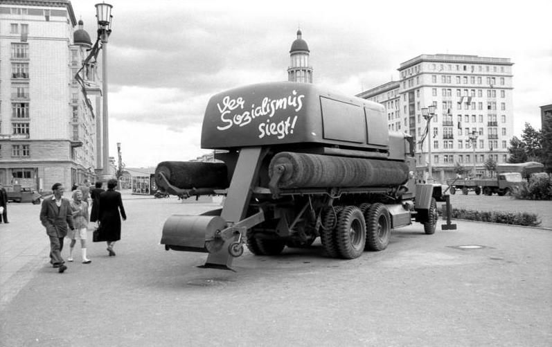 File:Bundesarchiv DH 2 Bild-D-00042-25A, Berlin, Stalinallee, Straßenkehrmaschine.jpg