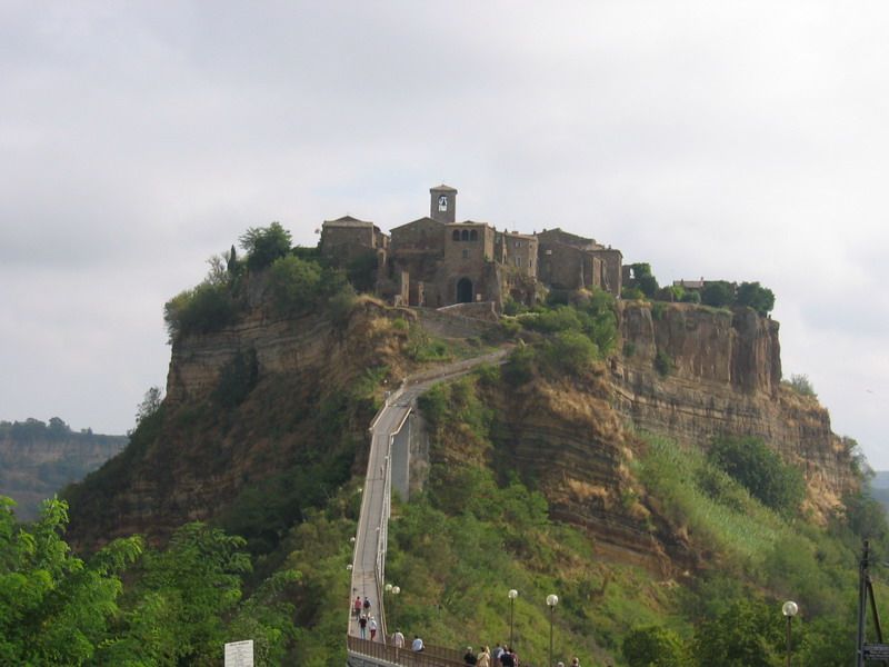 File:Civita di Bagnoregio.jpg