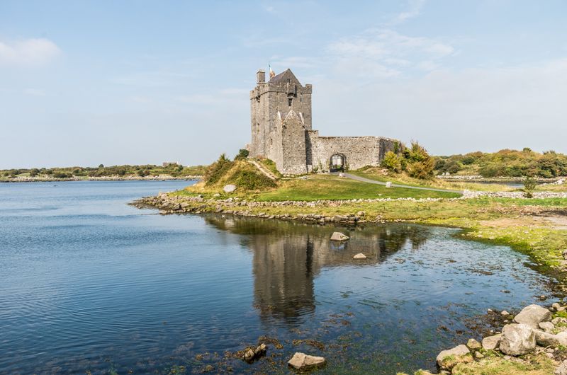 File:Dunguaire Castle - geograph.org.uk - 4318567.jpg