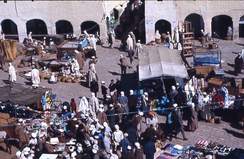 File:Ghardaïa,le marché.jpg