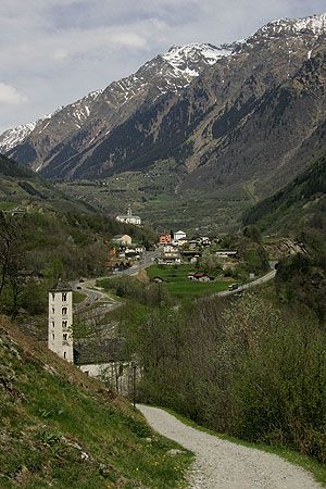 File:Picswiss GR-81-12 Blick vom Castello nach Mesocco.jpg