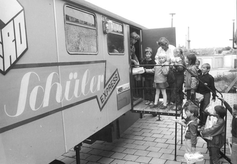 File:Bundesarchiv Bild 183-1986-1015-313, Neubrandenburg, Sero-Schülerexpress.jpg