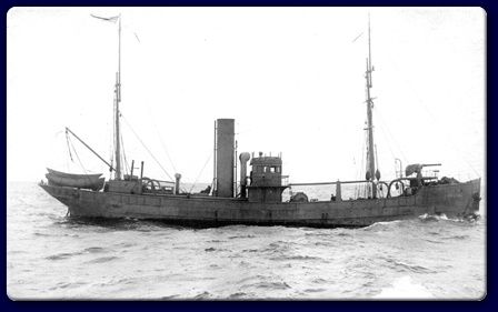 File:Canadian naval trawler TR-9.jpg