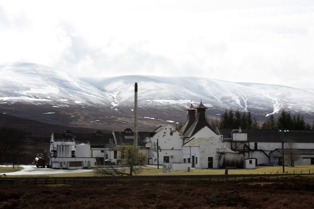 File:Dalwhinnie Distillery - geograph.org.uk - 1816007.jpg