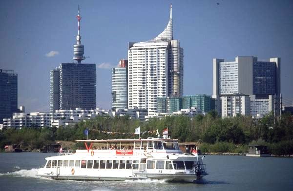 File:GuentherZ 2001 Schiff in Wien IMG0064.jpg