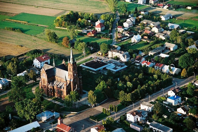 File:Latowicz centrum - zdjęcie lotnicze.jpg