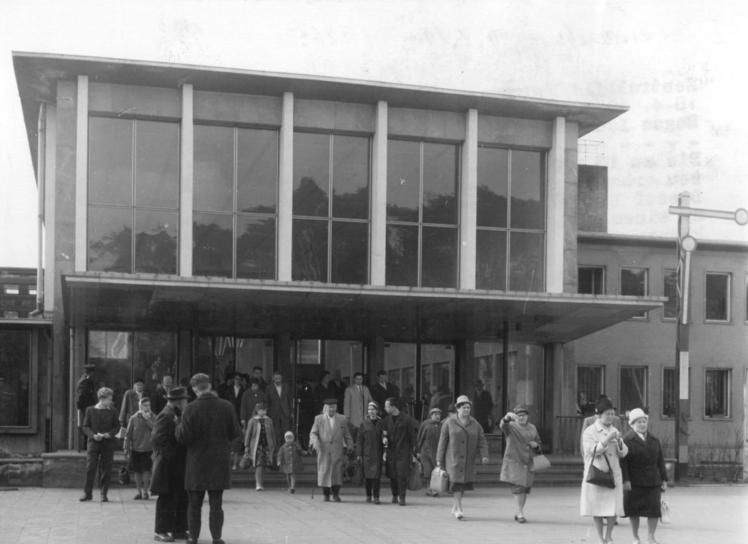 File:Bundesarchiv Bild 183-B0417-0006-001, Potsdam, Hauptbahnhof, Eingangshalle.jpg