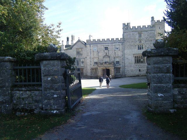 File:Entrance to Sizergh Castle.jpg