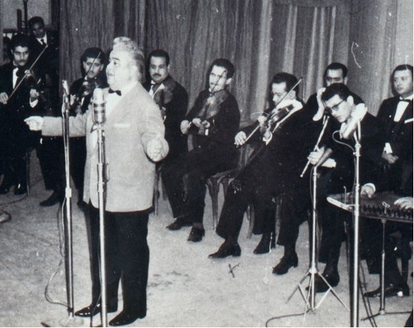 File:Riahi et orchestre.jpg