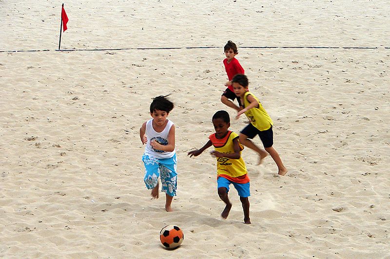 File:Crianças jogando futebol de areia.jpg