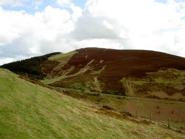 File:Foel Fenlli from Offa's Dyke Path.jpg