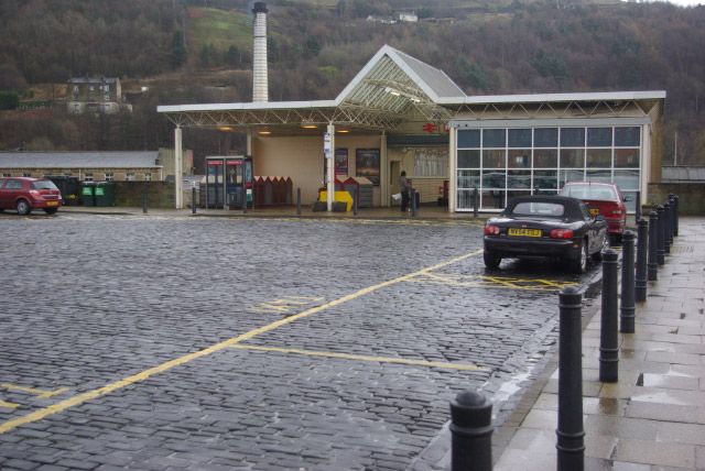 File:Halifax Station - geograph.org.uk - 629388.jpg