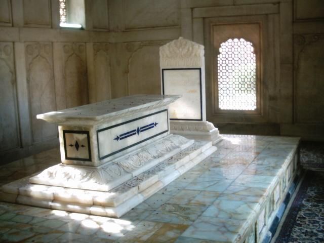 File:Inside allama iqbals tomb.jpeg