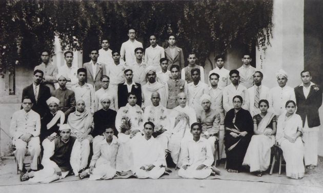 File:Maharaja's College Group Photo 2.jpg