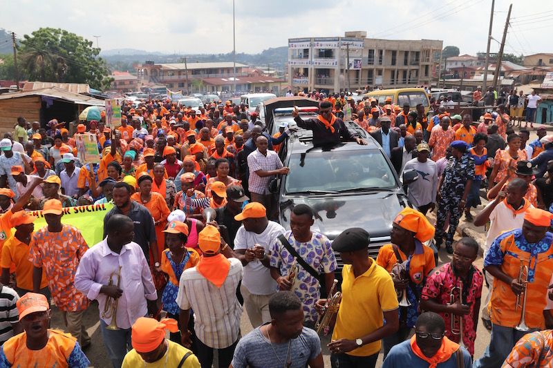 File:Mimiko To LP Crowd.jpg