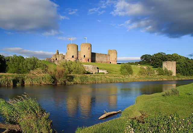 File:Rhuddlan Castle - geograph.org.uk - 3065859.jpg