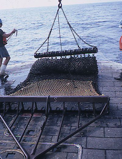 File:Scallop dredge.jpg